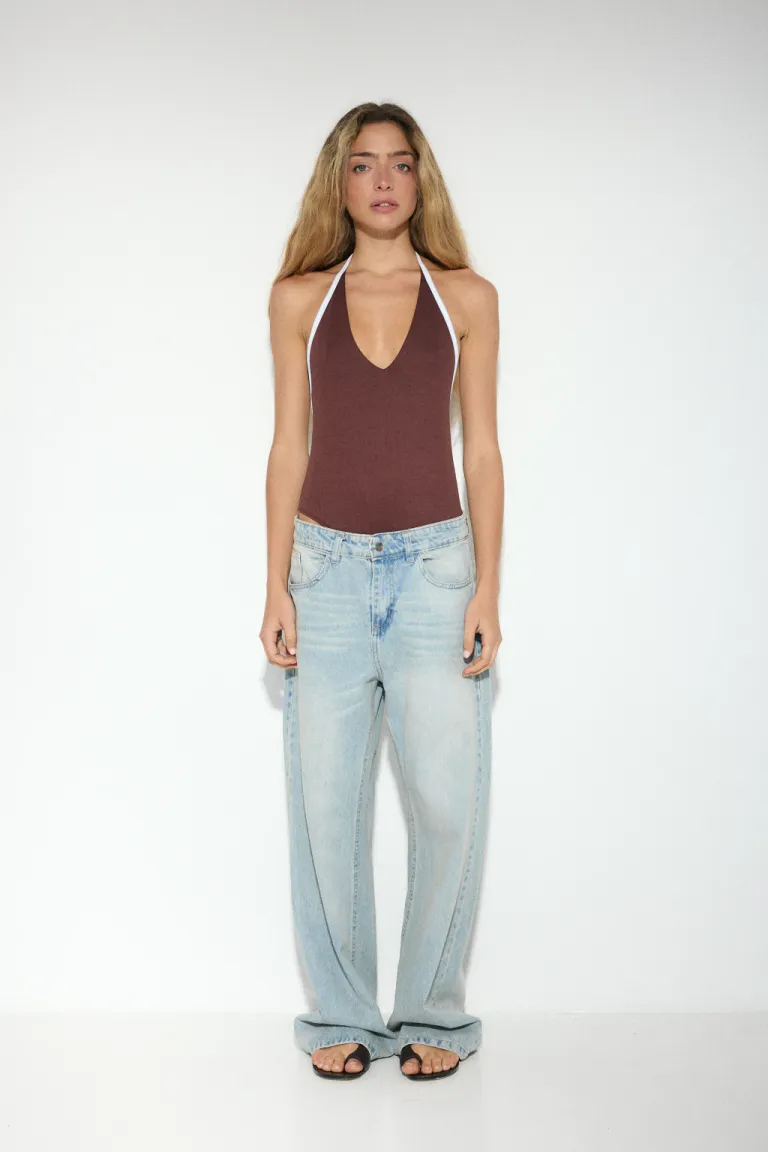 Body negro con escote en V y detalle halter en la espalda para mujer de Audaz en Bodies para argentina