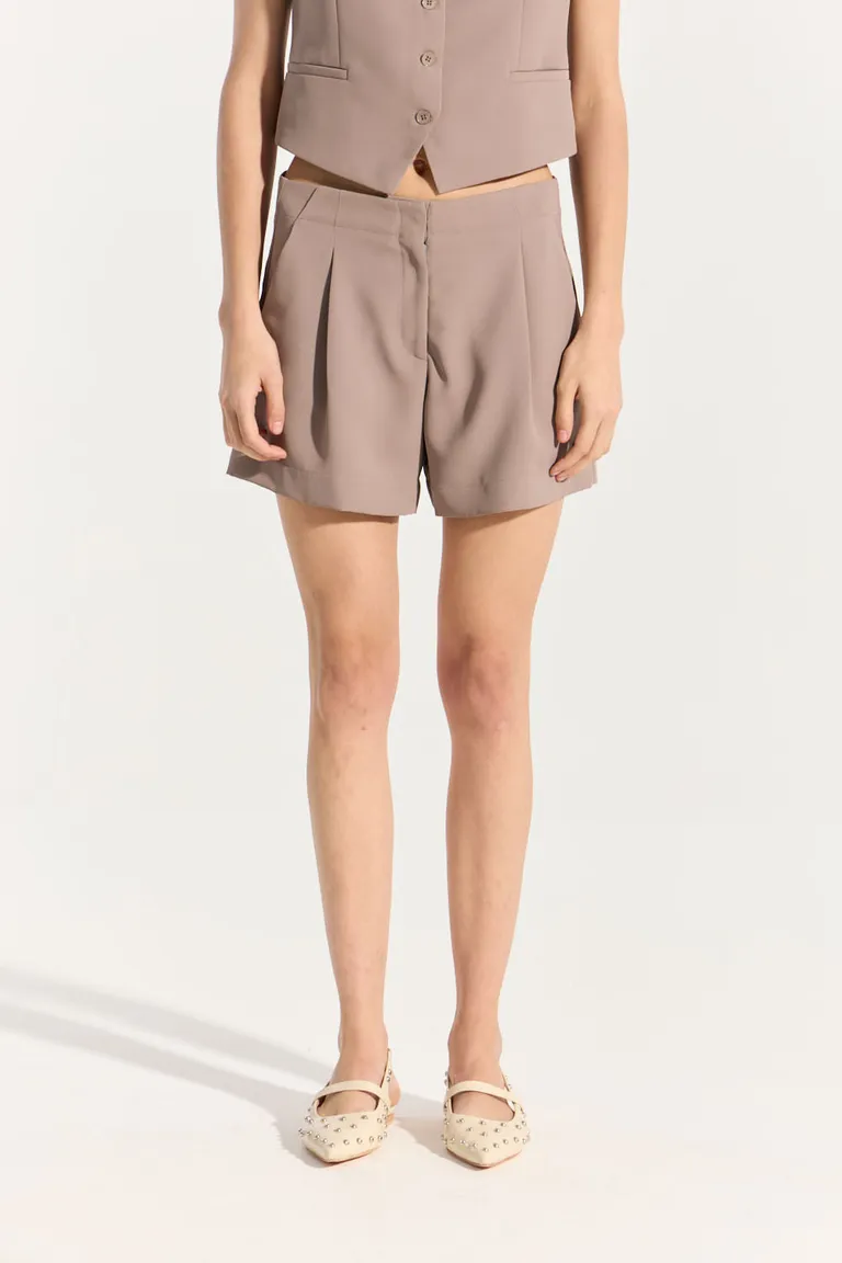 Short de corte sastrero en tonalidad marrón, de silueta amplia y cómoda de Portsaid en Shorts para argentina