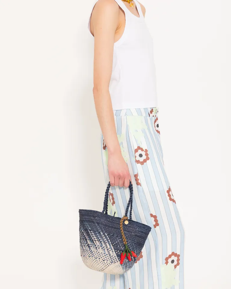 Cesta tejida artesanalmente con detalles colgantes y botones para mujer de Jazmin Chebar en Bolsos y Carteras para argentina