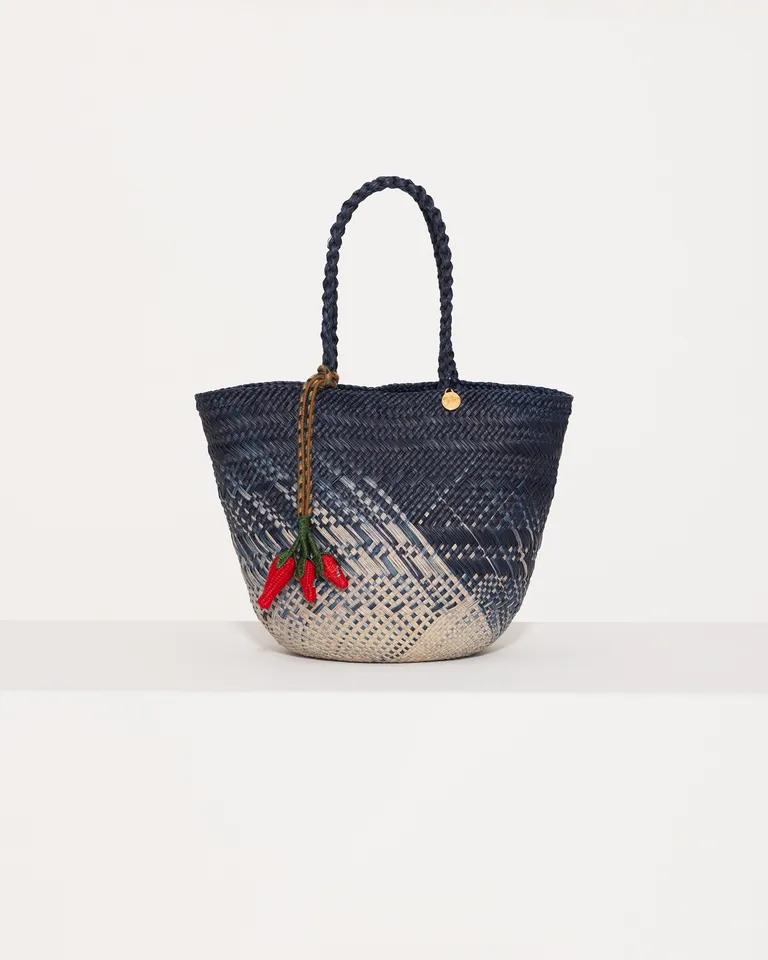 Cesta tejida artesanalmente con detalles colgantes y botones para mujer de Jazmin Chebar en Bolsos y Carteras para argentina