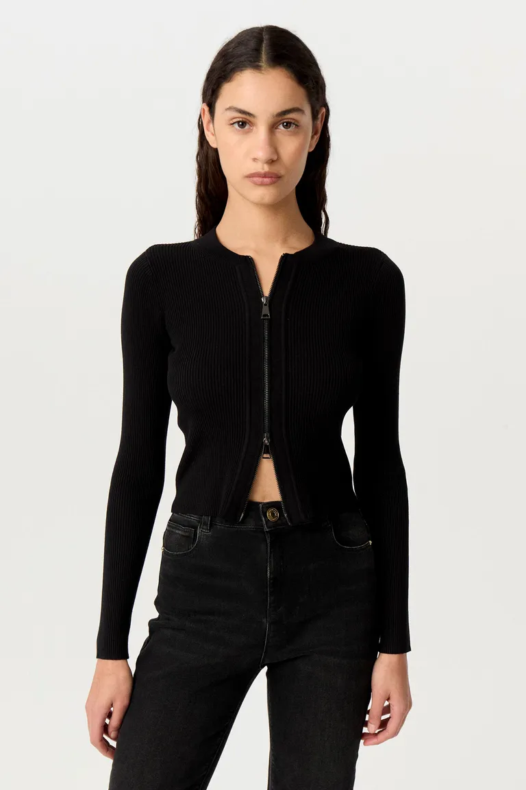 Sweater de calce anatómico con escote a la base y cierre central de Markova en Buzos y Sweaters para argentina