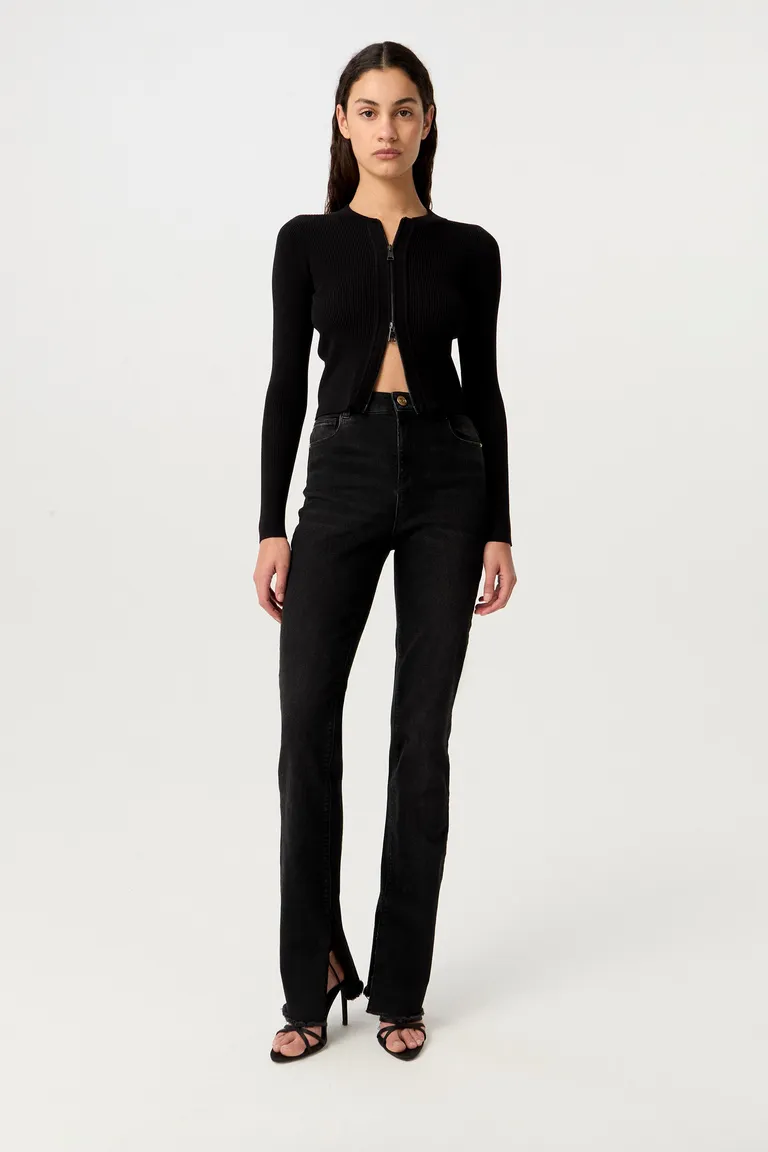 Sweater de calce anatómico con escote a la base y cierre central de Markova en Buzos y Sweaters para argentina