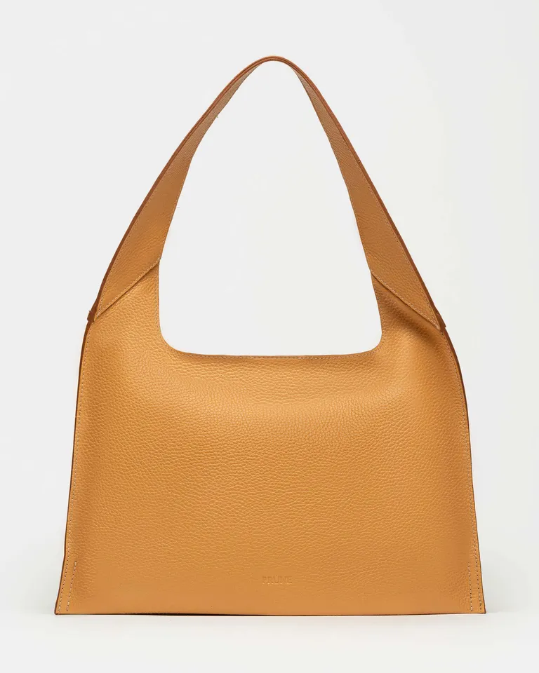 Cartera al hombro en cuero graneado, un accesorio minimalista y versátil de Prüne en Bolsos y Carteras para argentina