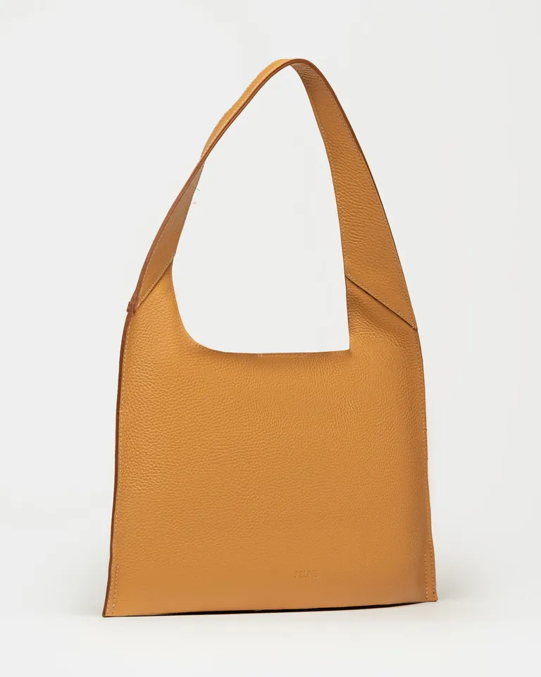 Cartera al hombro en cuero graneado, un accesorio minimalista y versátil de Prüne en Bolsos y Carteras para argentina