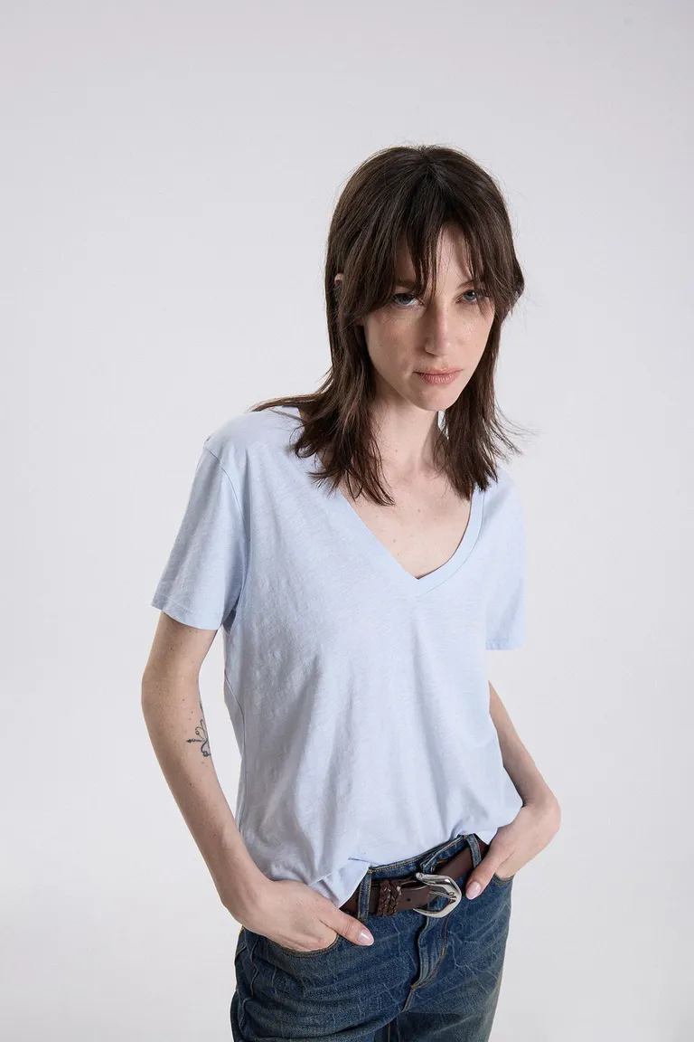 Remera de mujer manga corta con escote en V y detalle bordado al frente de Maria Cher en Remeras para argentina