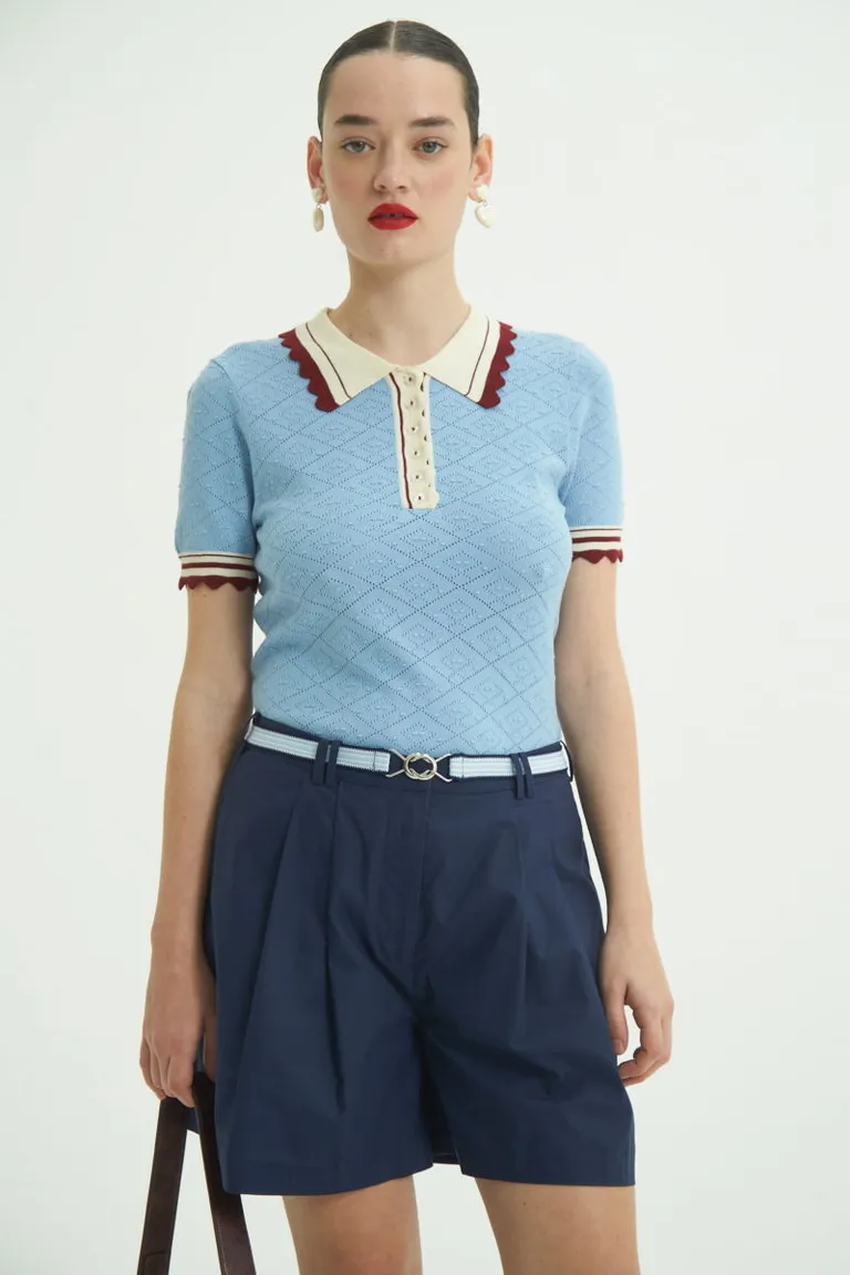 Remera tipo polo de manga corta con terminaciones en contraste y detalles bordados de Las Pepas en Remeras para argentina