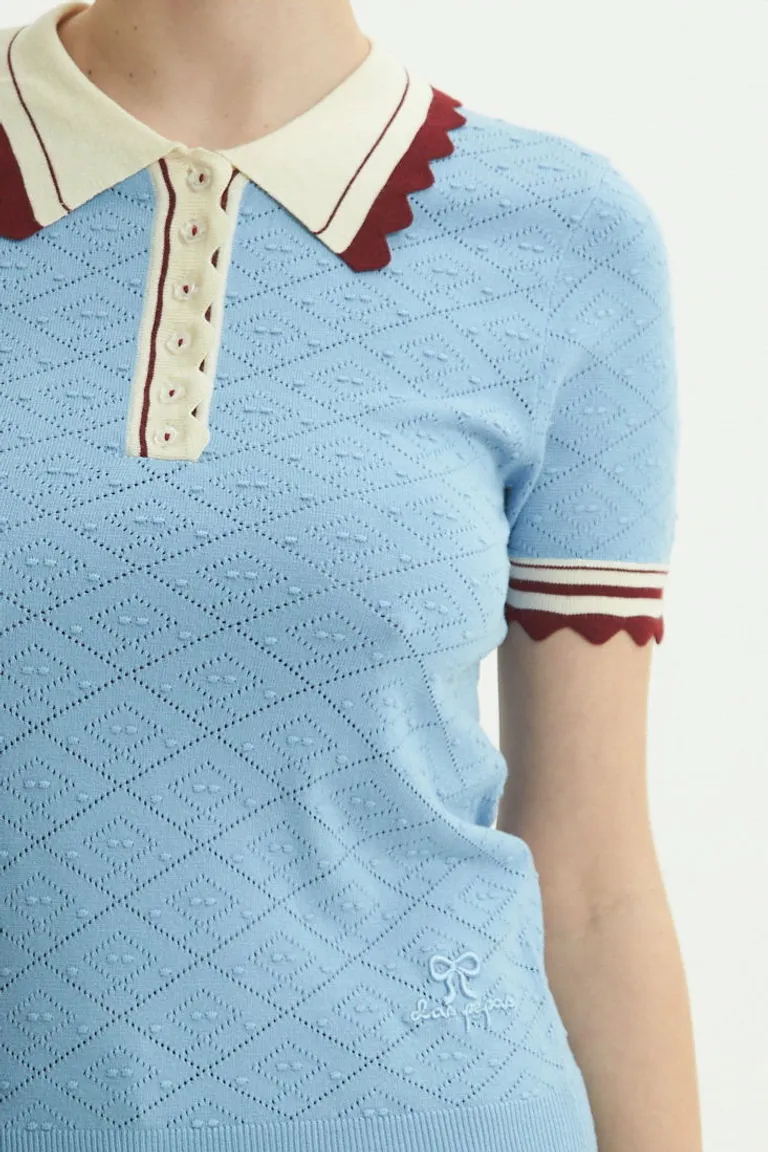 Remera tipo polo de manga corta con terminaciones en contraste y detalles bordados de Las Pepas en Remeras para argentina