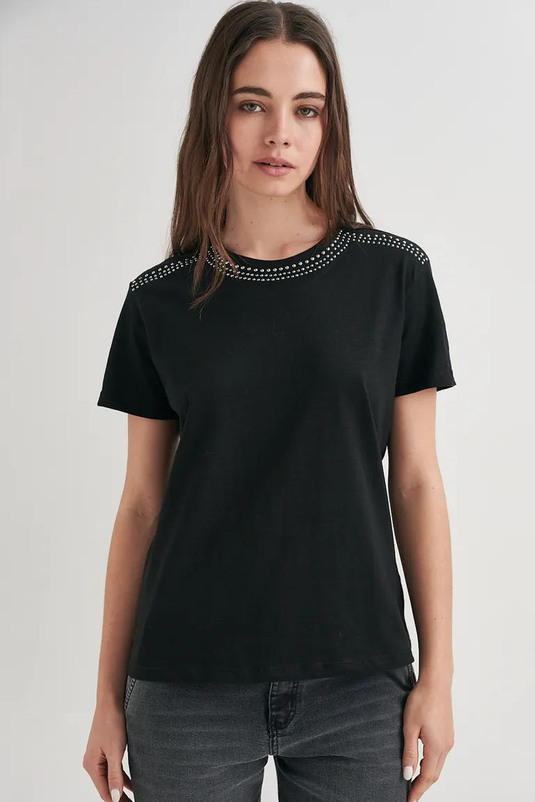 Remera negra de corte recto y detalles metálicos en el escote de Sweet en Remeras para argentina