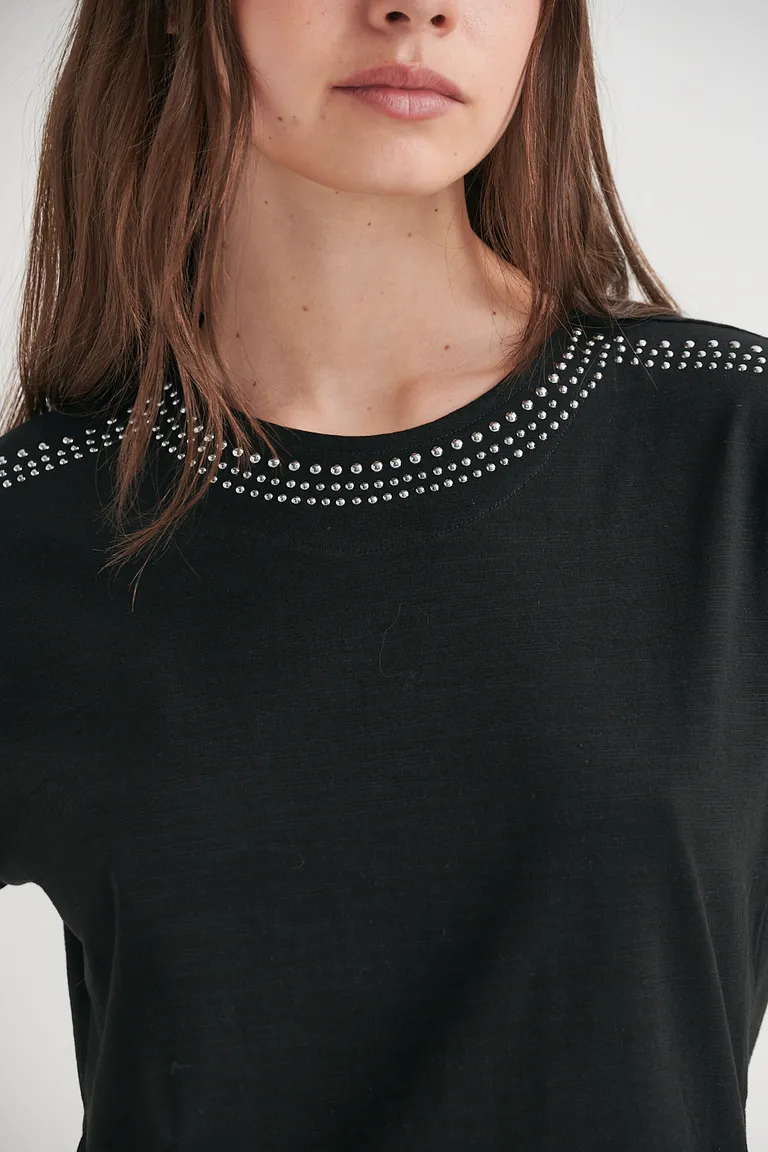 Remera negra de corte recto y detalles metálicos en el escote de Sweet en Remeras para argentina