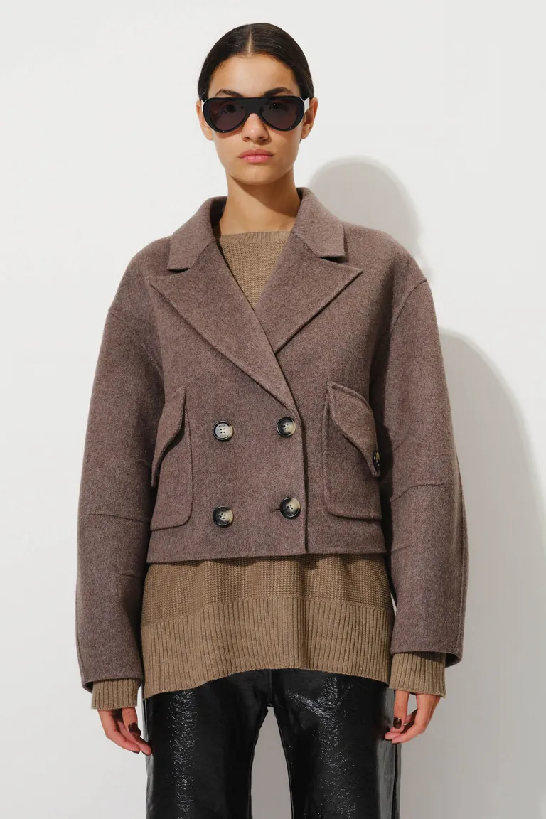 Saco corto de silueta boxy con mangas con volumen y abotonadura frontal de Mishka en Chaquetas para argentina