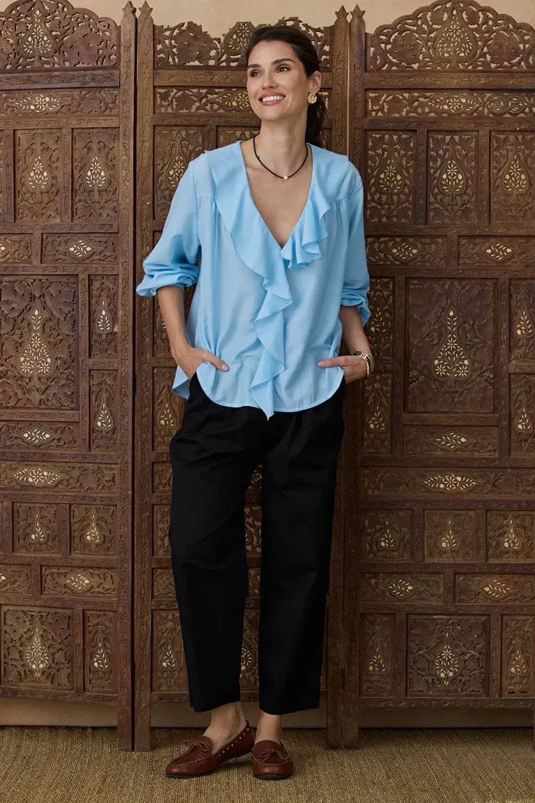 Blusa de mujer con escote en V, mangas largas y detalle de volados en el frente de Indiastyle en Blusas para argentina