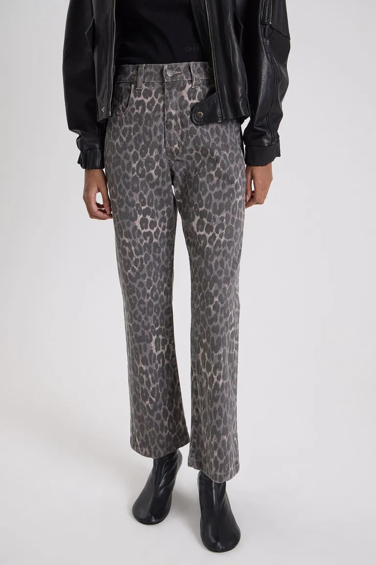 Pantalón para mujer de corte cropped con botamanga flare y diseño de animal print de Maria Cher en Pantalones para argentina