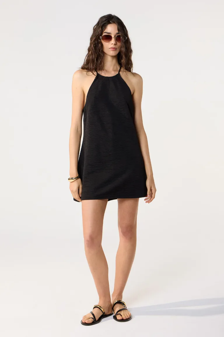 Vestido corto negro con cuello halter y diseño texturizado para mujer de Cuesta Blanca en Vestidos para argentina