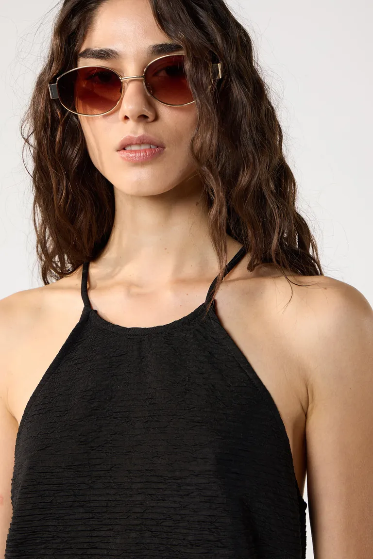 Vestido corto negro con cuello halter y diseño texturizado para mujer de Cuesta Blanca en Vestidos para argentina