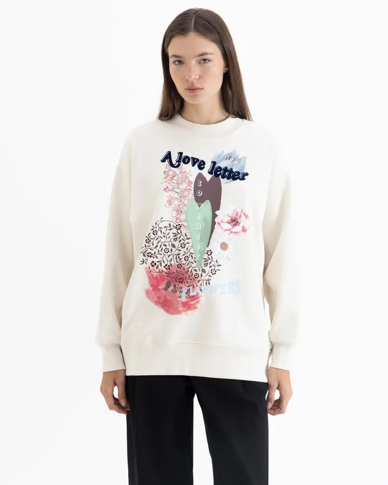 Buzo oversize con cuello redondo y estampa frontal con bordado en espalda de Jazmin Chebar en Buzos y Sweaters para argentina