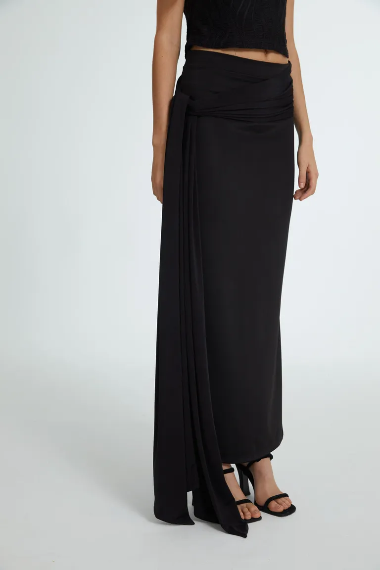 Falda negra larga de diseño minimalista y elegante de Naíma en Faldas para argentina