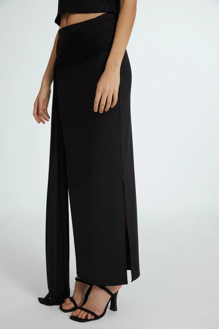 Falda negra larga de diseño minimalista y elegante de Naíma en Faldas para argentina