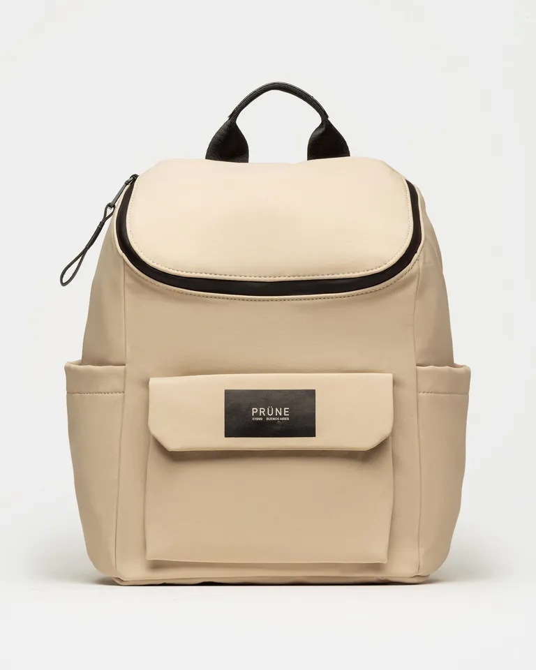 Mochila Adventure en nylon mate con detalles en negro, práctica y versátil de Prüne en Mochilas para argentina