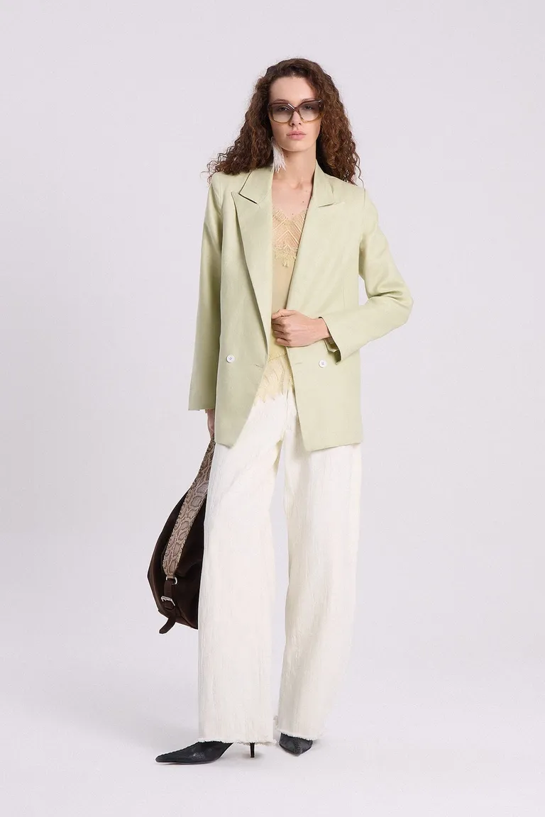 Saco de lino con cierre cruzado y bolsillos en delantero en tono verde claro de Maria Cher en Blazers para argentina