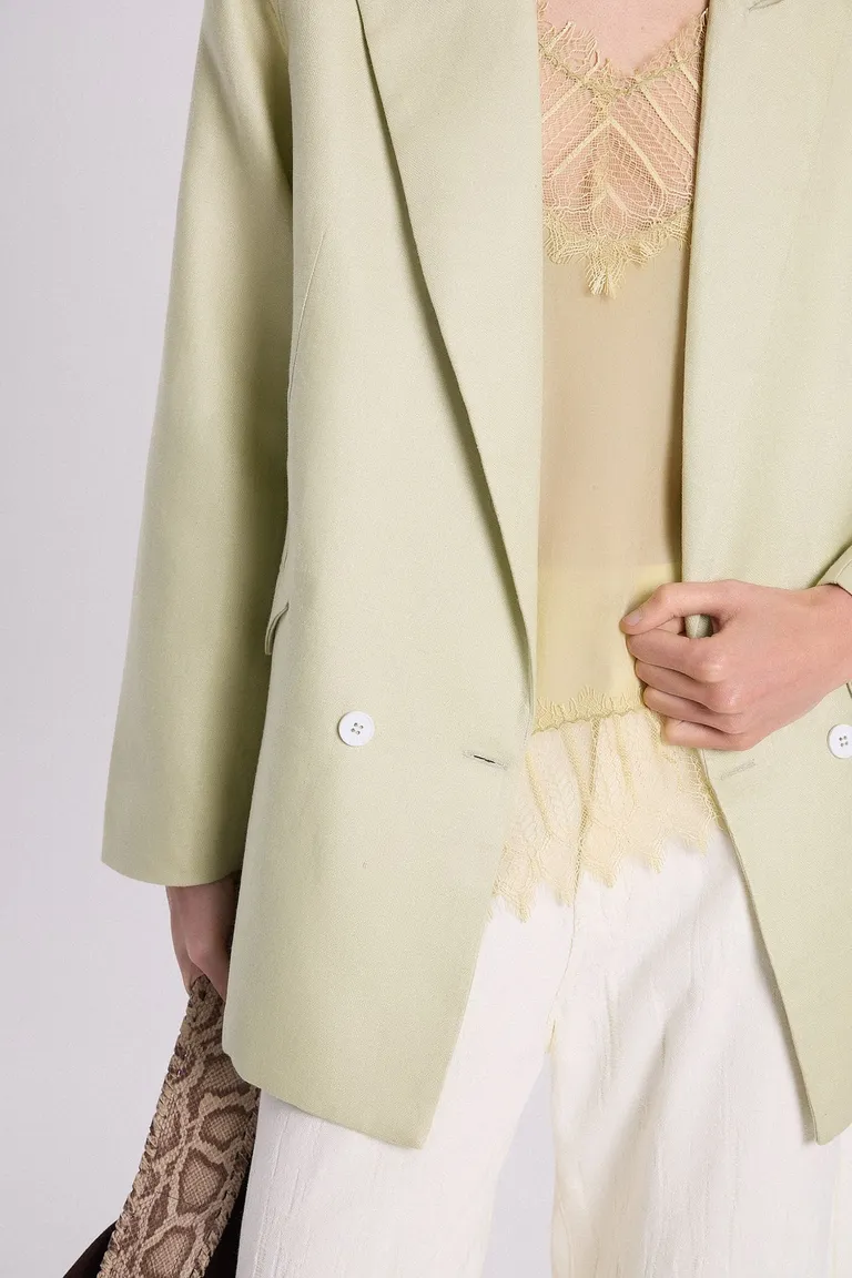 Saco de lino con cierre cruzado y bolsillos en delantero en tono verde claro de Maria Cher en Blazers para argentina