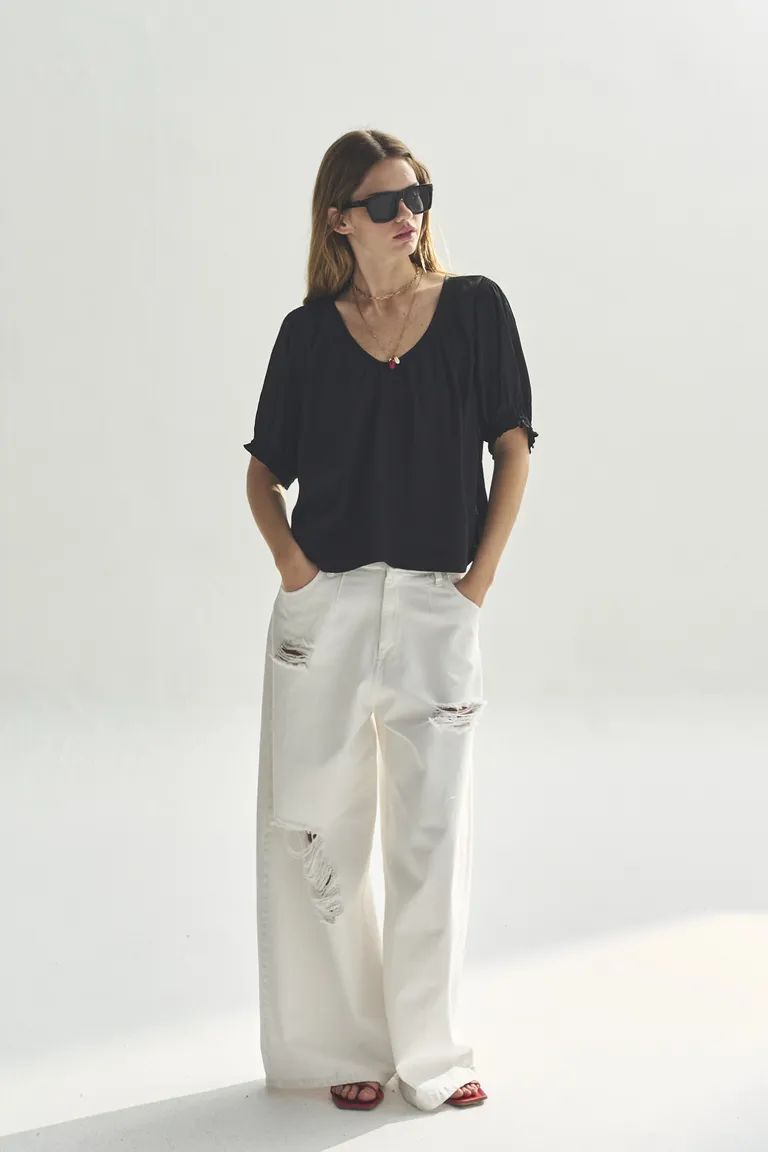 Blusa de manga corta en color negro, diseño sofisticado y atemporal de Akiabara en Blusas para argentina