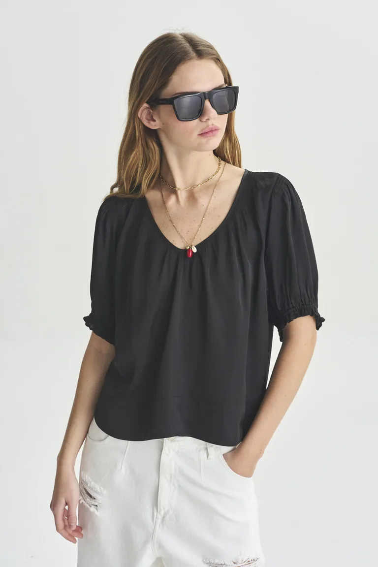 Blusa de manga corta en color negro, diseño sofisticado y atemporal de Akiabara en Blusas para argentina