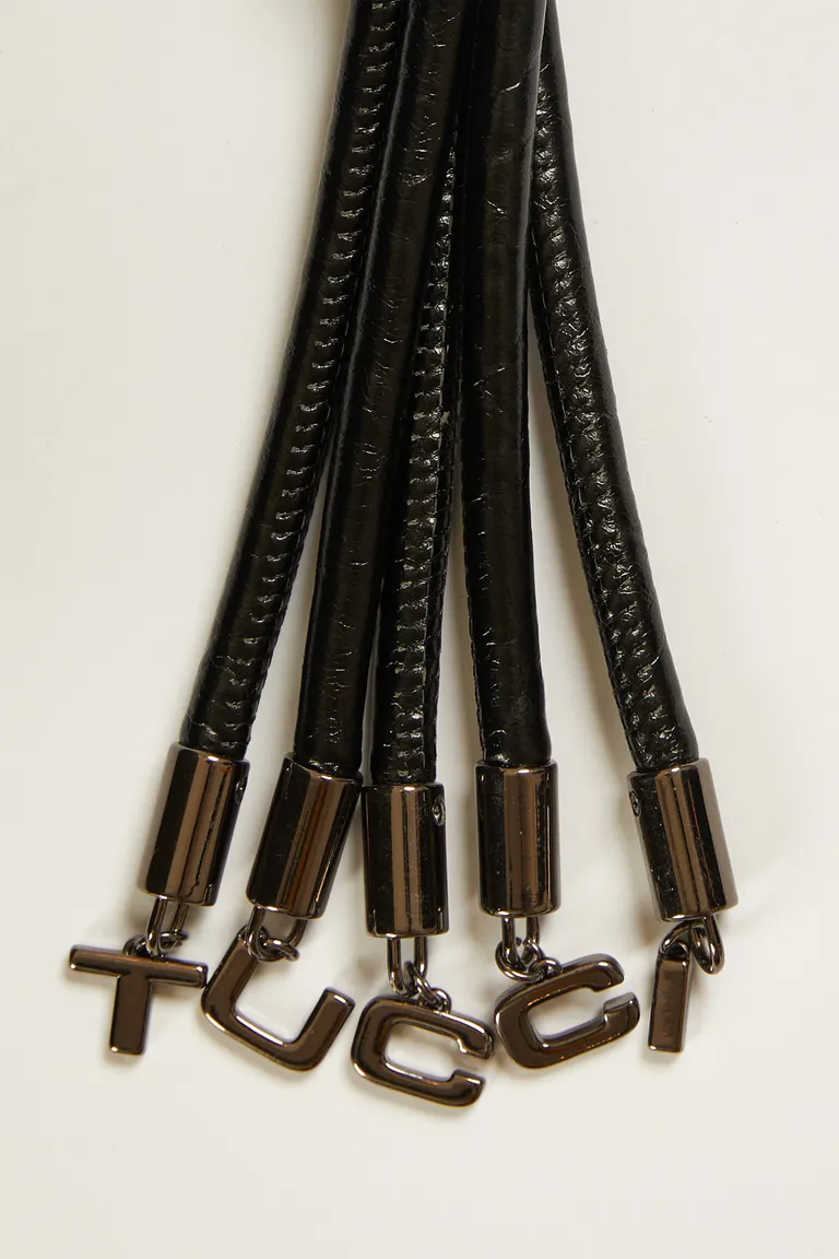 Llavero de cuero con dijes metálicos - Accesorio multifuncional y elegante de Tucci en Llaveros para argentina