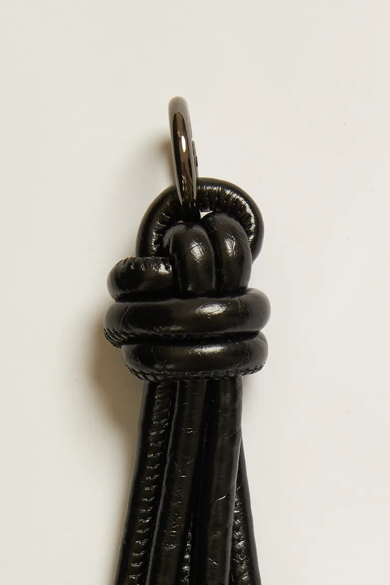 Llavero de cuero con dijes metálicos - Accesorio multifuncional y elegante de Tucci en Llaveros para argentina