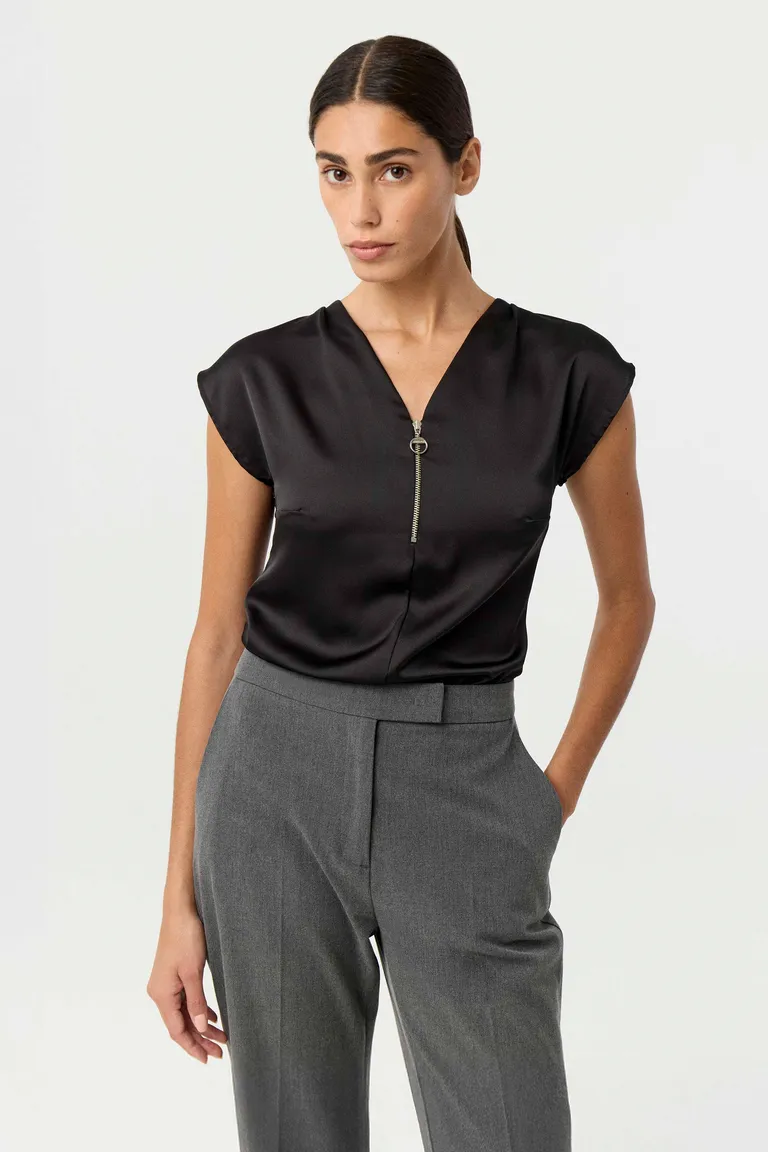 Remera con escote en V, cierre frontal metálico y diseño de hombros caídos de calce relajado de Markova en Remeras para argentina