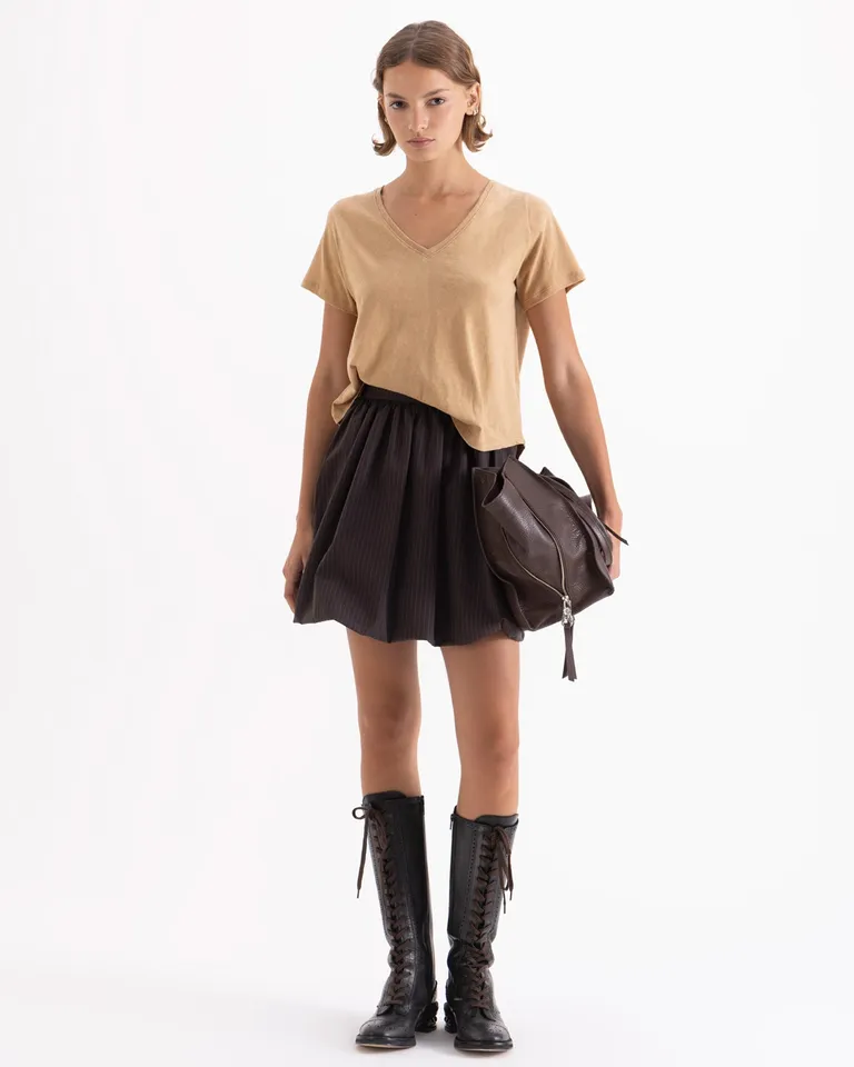 Remera básica con escote en V y mangas cortas de corte clásico de Jazmin Chebar en Remeras para argentina