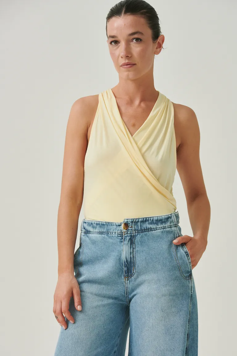 Musculosa de corte cruzado en tono amarillo claro para un look relajado y chic de Sweet en Tops para argentina