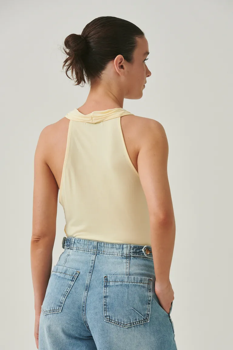 Musculosa de corte cruzado en tono amarillo claro para un look relajado y chic de Sweet en Tops para argentina