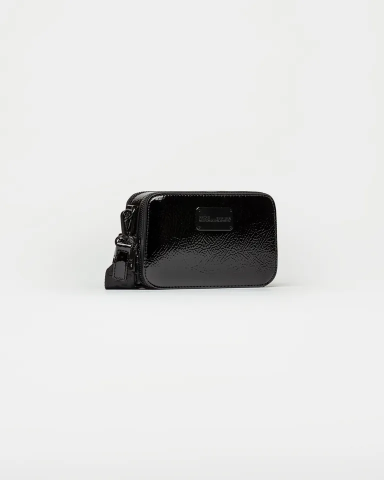 Bolso de mano pequeño en acabado charol con detalles metálicos de Prüne en Bolsos y Carteras para argentina