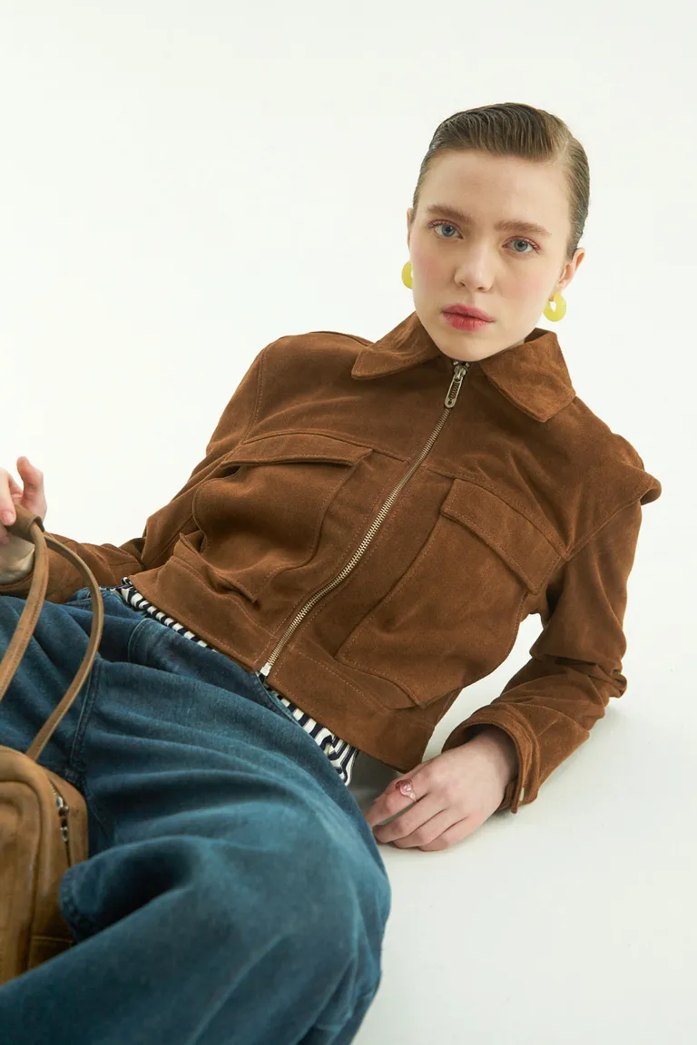 Campera de gamuza marrón, elegante y práctica para uso diario y ocasiones especiales de Las Pepas en Chaquetas para argentina