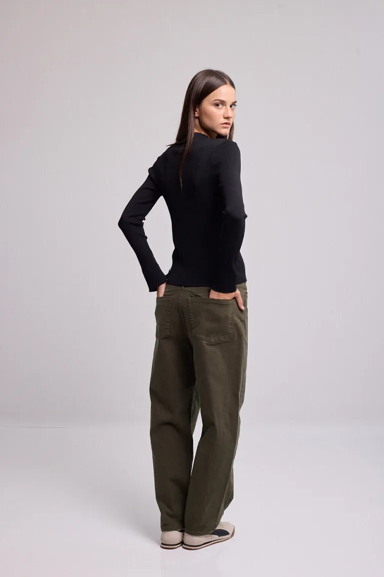 Sweater tejido básico de cuello redondo y mangas largas con diseño liso de Kill en Buzos y Sweaters para argentina