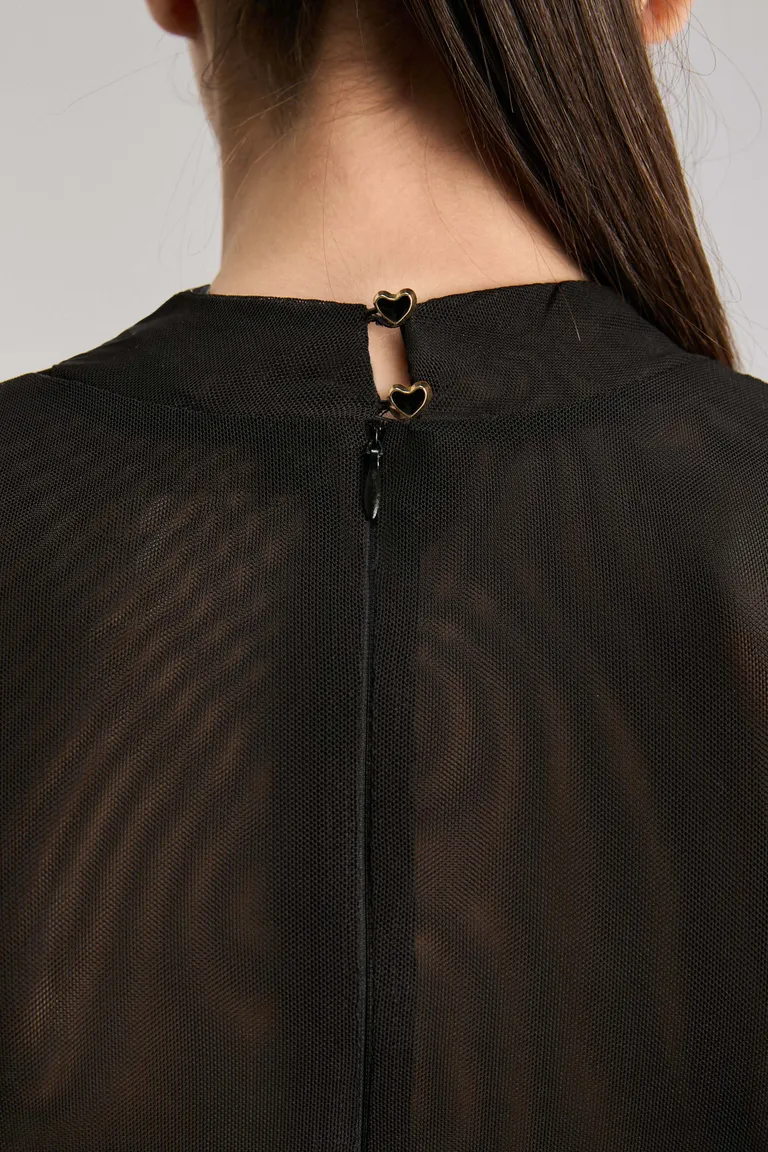 Vestido de Largo Midi con Cuello Alto, Mangas Transparentes y Abertura Frontal de Kosiuko en Vestidos para argentina
