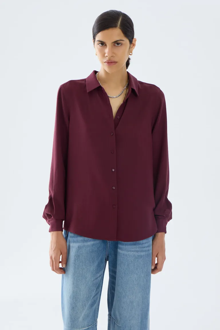 Camisa de mujer con cuello tradicional manga larga y botones frontales a la vista de Portsaid en Camisas para argentina