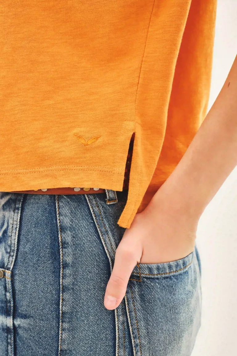 Remera manga corta en tejido 100% algodón con escote en V y silueta recta de Rapsodia en Remeras para argentina