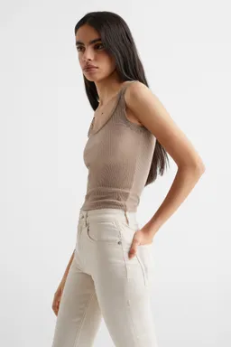 Remera con detalle encaje de Mango Teen en Tops para argentina