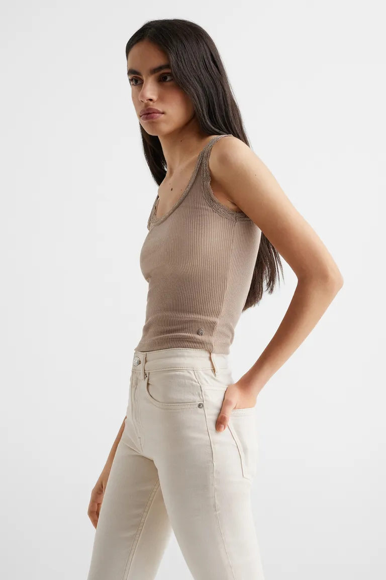 Remera con detalle encaje de Mango Teen en Tops para argentina