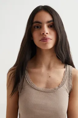 Remera con detalle encaje de Mango Teen en Tops para argentina