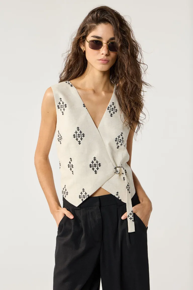 Chaleco de lino bordado con acceso cruzado y hebilla metálica para mujer de Cuesta Blanca en Chalecos para argentina