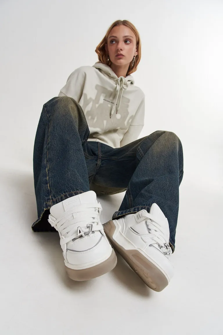 Zapatilla de diseño con recortes de cuero y suela bicolor de 47 Street en Zapatillas para argentina