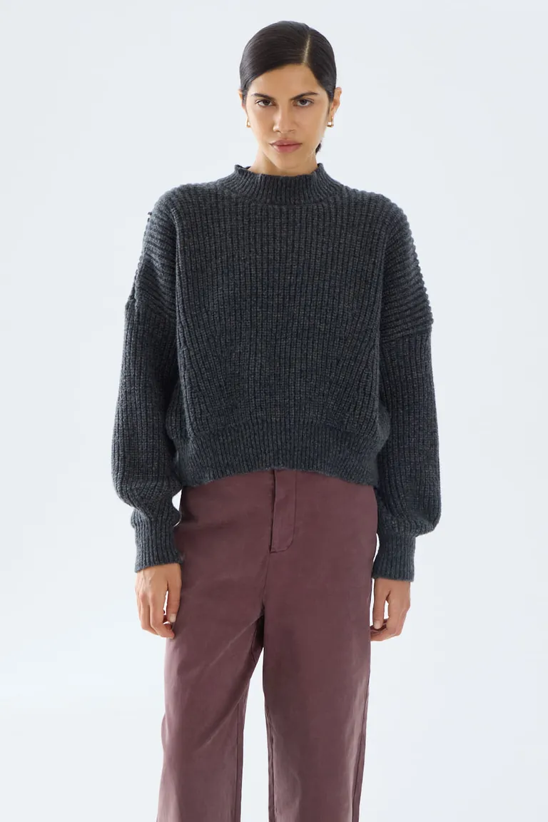 Sweater de tejido grueso con cuello alto mangas amplias y hombros caídos de Portsaid en Buzos y Sweaters para argentina