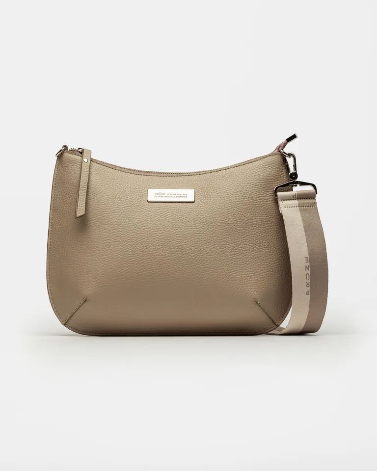 Bandolera de cuero graneado, un accesorio clásico y práctico para la mujer moderna de Prüne en Bolsos y Carteras para argentina
