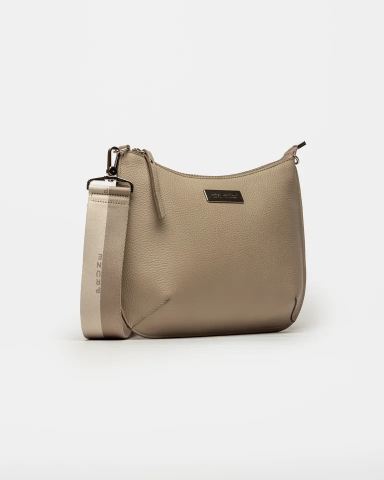 Bandolera de cuero graneado, un accesorio clásico y práctico para la mujer moderna de Prüne en Bolsos y Carteras para argentina