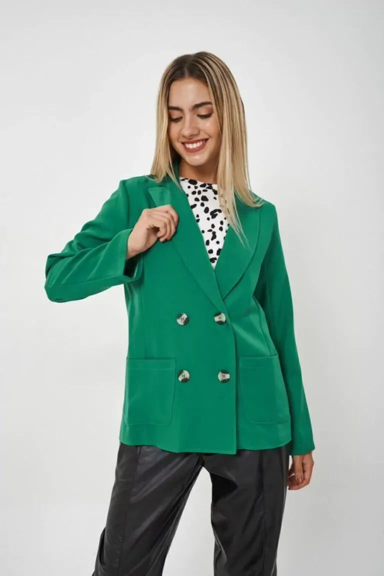 Blazer verde de corte moderno y silueta femenina para un estilo elegante y sofisticado de Apricot en Blazers para argentina