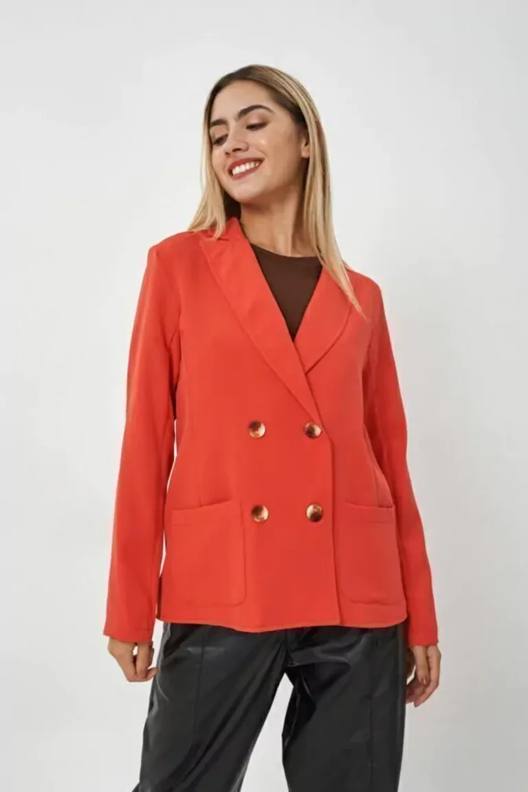 Blazer verde de corte moderno y silueta femenina para un estilo elegante y sofisticado de Apricot en Blazers para argentina