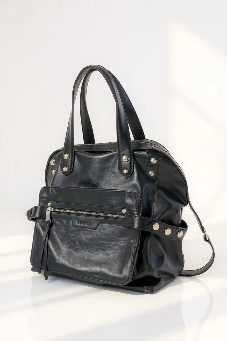 Bolso de cuero negro con herrajes bañados en níquel y cierre metálico de Maria Cher en Bolsos y Carteras para argentina