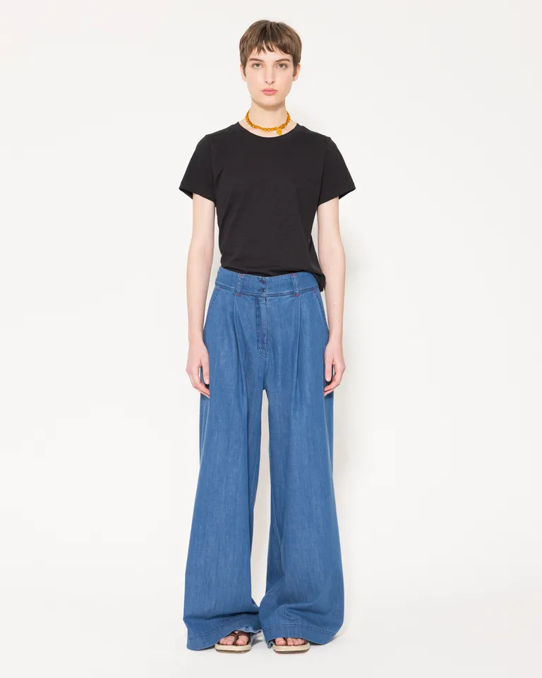 Pantalón amplio de denim con tablas frontales y acabado prolijo de Jazmin Chebar en Pantalones para argentina